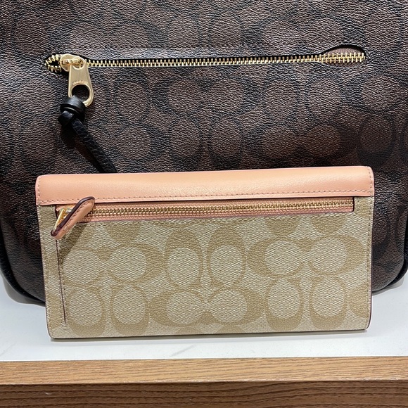 Coach Slim Trifold Wallet In Signature Canvas
IM/Light Khaki/Faded Blush - Picture 12 of 16